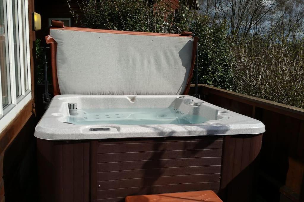 Luxury Peak District Lodge, Hot Tub, Log Burner, Nr Lake Rudyard Eksteriør bilde